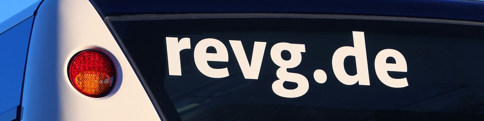 Webadresse revg.de auf der Heckseite eines REVG-Busses Webadresse revg.de auf der Heckseite eines REVG-Busses