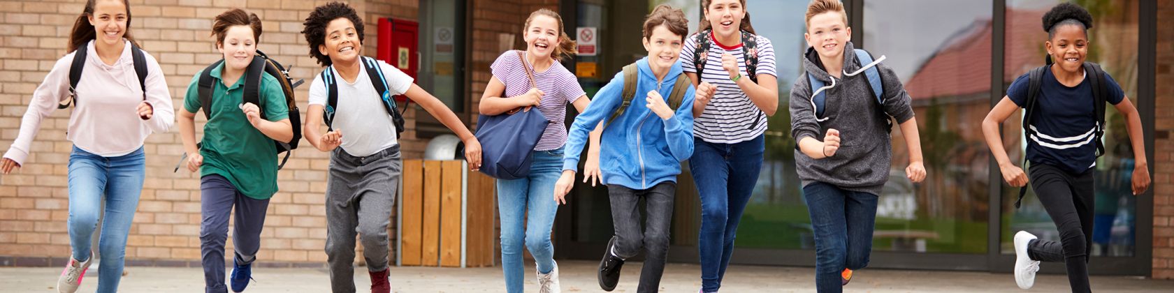 Kinder laufen lachend aus der Schule Kinder laufen lachend aus der Schule
