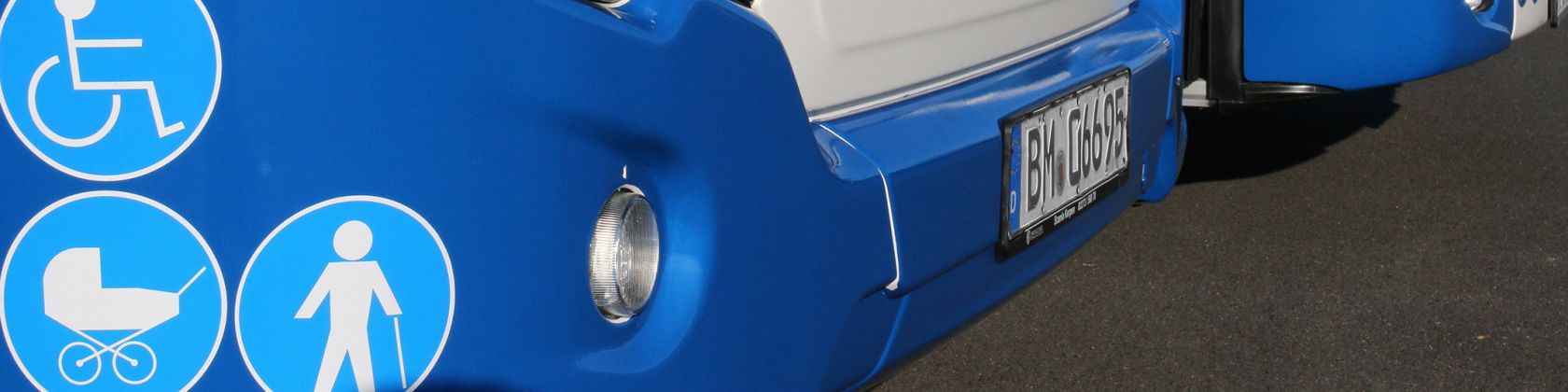 Busfront mit drei verschiedenen Aufklebern Busfront mit drei verschiedenen Aufklebern